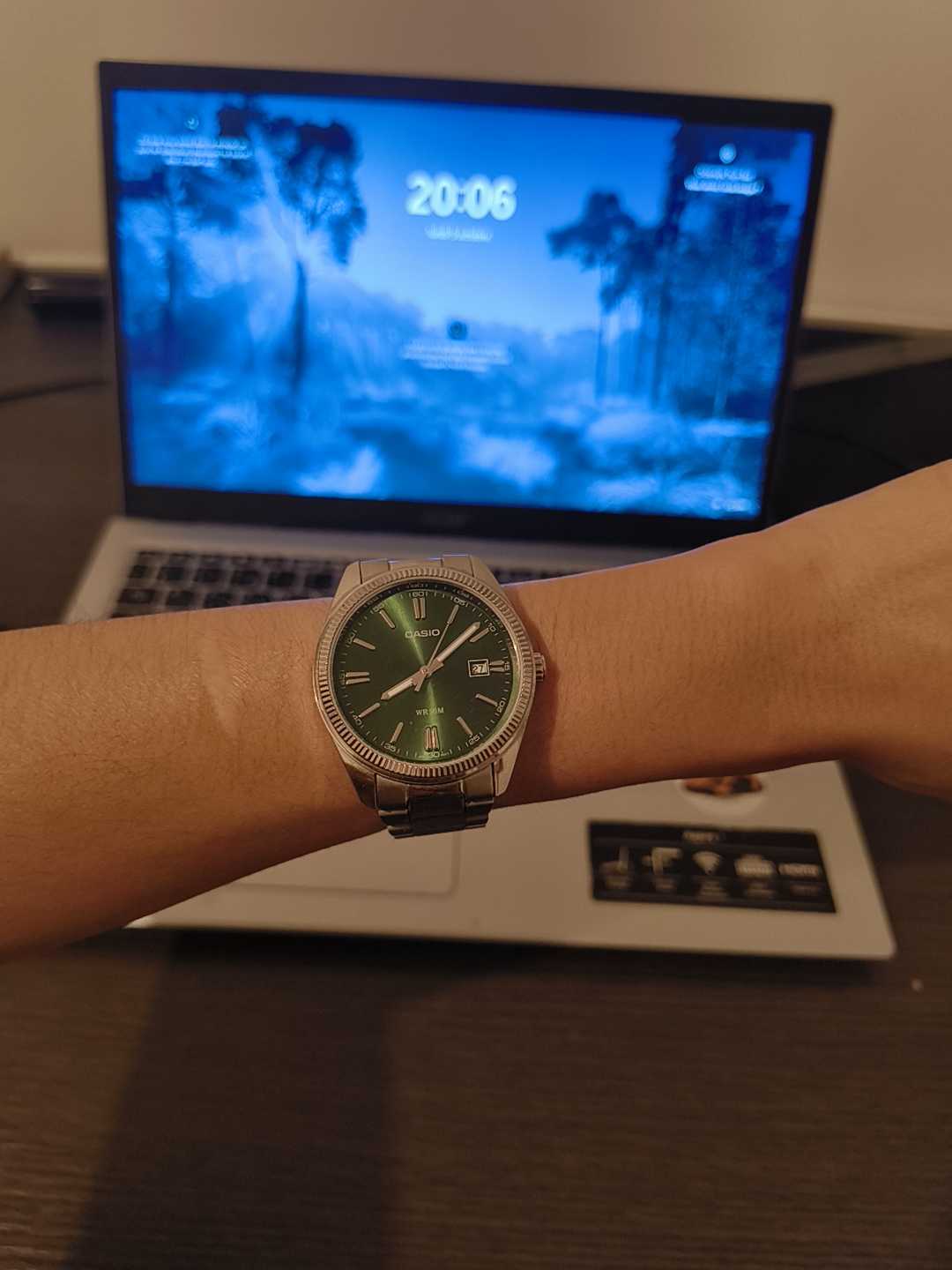 Montre d'origine au poignet